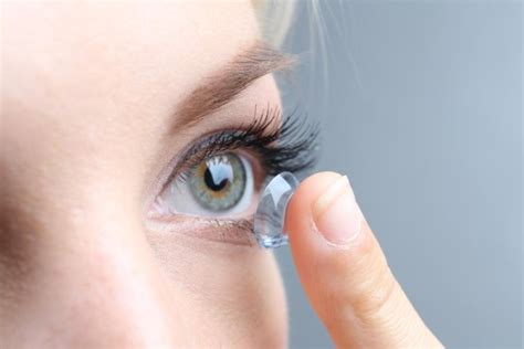 Most People With Contact Lenses Risk Infection With Bad Habits