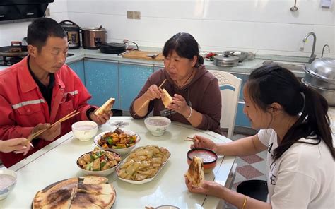 天太热了吃稀饭，媳妇炕两个锅盔馍，配上几个家常菜，吃着真得劲 荣荣在农村 荣荣在农村 哔哩哔哩视频