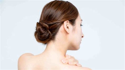 Shoulder acne: Causes and home remedies | HealthShots