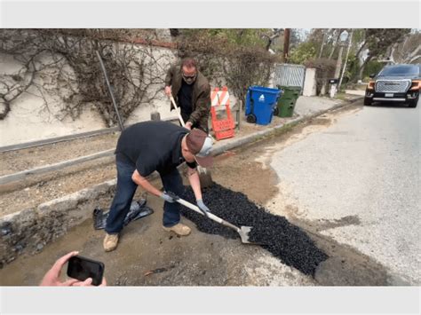 Video Arnold Schwarzenegger Arregl Un Bache En Su Barrio Hasta La