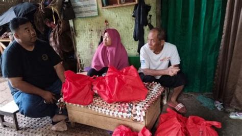 Awal Ramadhan Anggota Dprd Garut Blusukan Bantu Lansia Duafa Di Lokasi