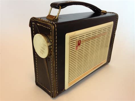 Vintage 1960s Ge Portable Transistor Radio P795b