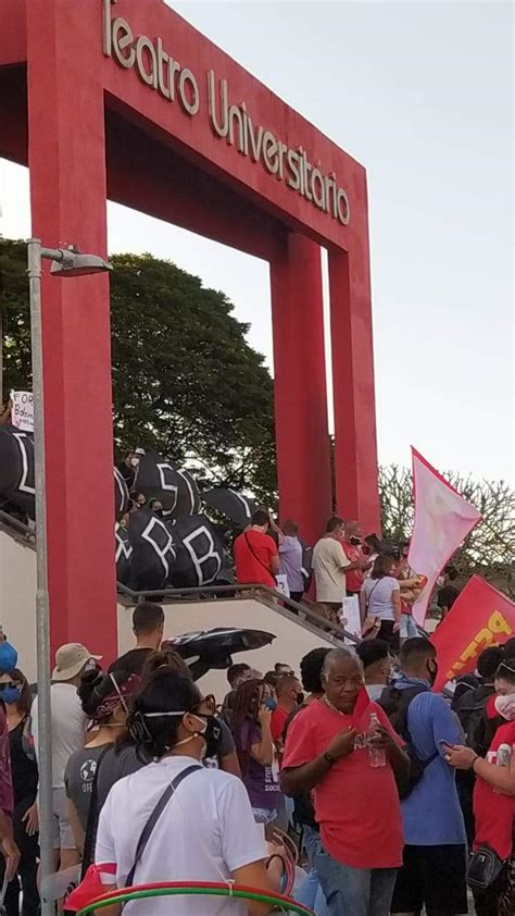 Manifestantes Se Reúnem Em Ato Contra Bolsonaro Em Vitória