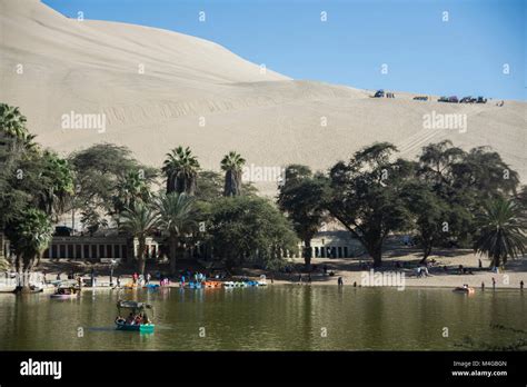 La Huacachina oasis en el desierto de Ica en Perú Fotografía de stock