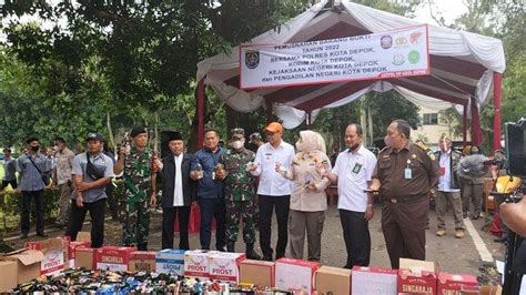 Pemkot Depok Dan Satpol PP Musnahkan Barang Bukti Miras Hasil Razia