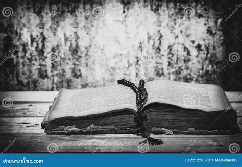 Un Vieux Livre Ouvert Et Une Croix Se Trouve Sur Une Table Image Stock