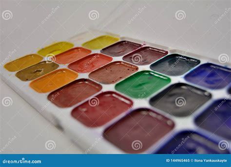 Uma Caixa De Pinturas Da Aquarela Imagem De Stock Imagem De