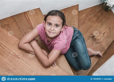 Menina Que Senta Se Nas Escadas Imagem De Stock Imagem De Povos