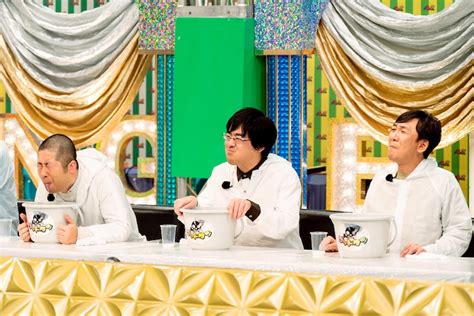 審査員の（左から）ハライチ澤部、東京03豊本、東京03飯塚。cテレビ東京 最後はガッツポーズで写真撮影「マジ歌選手権」ハライチは芸能界