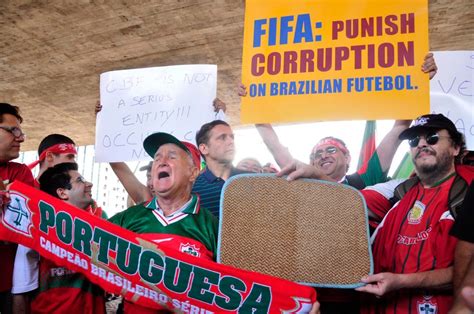 FOTOS torcida da Portuguesa protesta em São Paulo contra o Flu e o