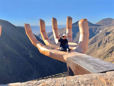 El Mirador De Cristal Y Las Manos Gigantes Atractivos En Real De