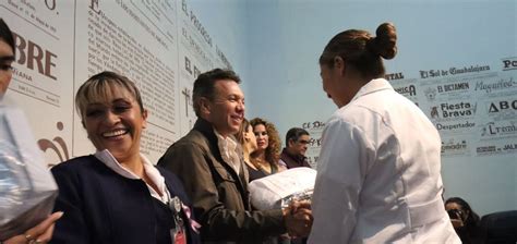 GOBIERNO DE GUADALAJARA ENTREGA UNIFORMES A PARAMÉDICOS Y PERSONAL DE