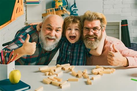 Concepto De Familia Feliz Abrazar Re R Y Divertirse Juntos Foto Premium