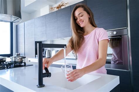 La Mujer Morena Alegre Atractiva Feliz Vierte El Agua Purificada