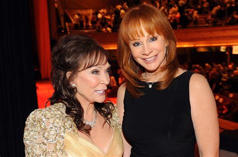 Reba Mcentire S Loretta Lynn Tribute I Always Will Love