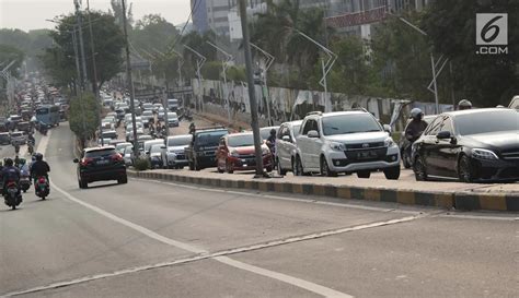 FOTO Hingga Sore Ini Jalan Depan Gedung DPR Masih Ditutup Foto