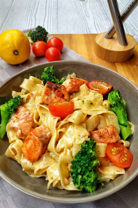 Cremige Lachs Pasta Mit Brokkoli Und Tomaten Instakoch De