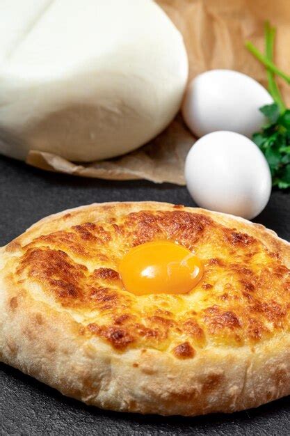 Plato Tradicional Georgiano Adjarian Khachapuri Sobre Un Fondo Oscuro