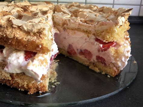 Erdbeertorte Mit Mandelbaiser Von DerHolo Chefkoch