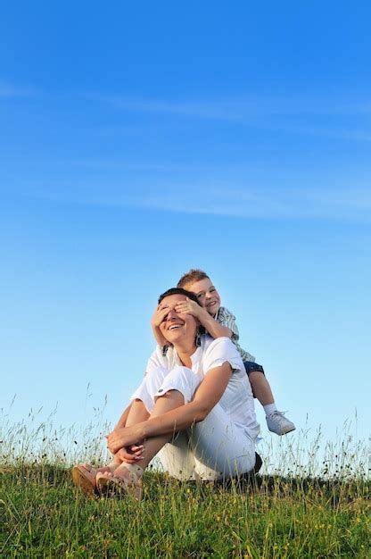 Feliz jovem mãe brincar e ao ar livre linda criança Foto Premium