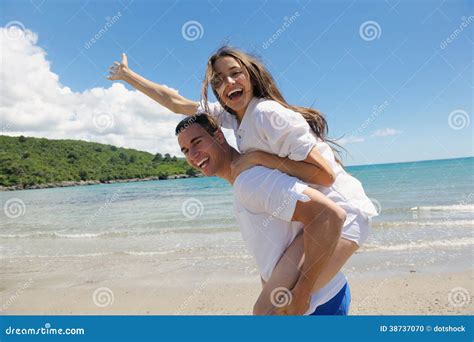 Les Couples Heureux Ont L Amusement Sur La Plage Photo Stock Image Du