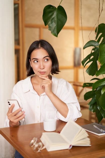 Linda Jovem De Anos Pensando Segurando Smartphone E Parecendo Pensativa