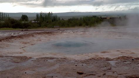 geysir destripar en Islandia el Strokkur géiser en erupción a el