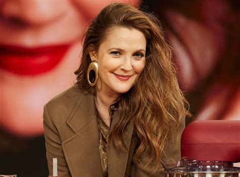 Drew Barrymore leva empurrão de apresentadora Martha Stewart durante