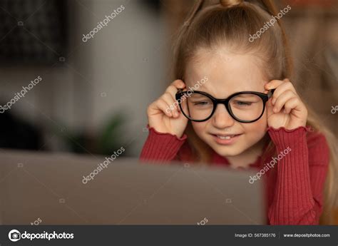 Télécharger Petite fille qui louche les yeux à l aide d un ordinateur