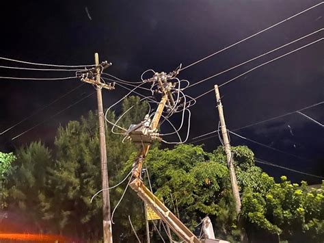 Caminhão arrasta poste de energia elétrica em SJB Parahybano