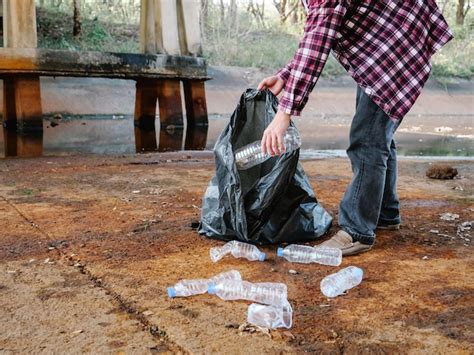 Voluntarios Recogen Botellas De Pl Stico En El Parque Foto Premium