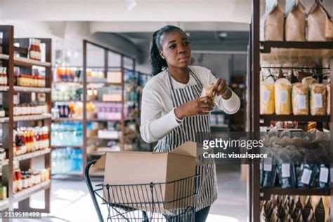 186 Restocking Grocery Shelves Stock Photos, High-Res Pictures, and ... 
