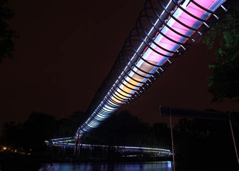 Slinky Spring to Fame Eine 400 Meter lange Brücke nachts