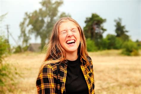 Sonriente Chica Feliz Riendo Emociones Retrato De Chica Preadolescente