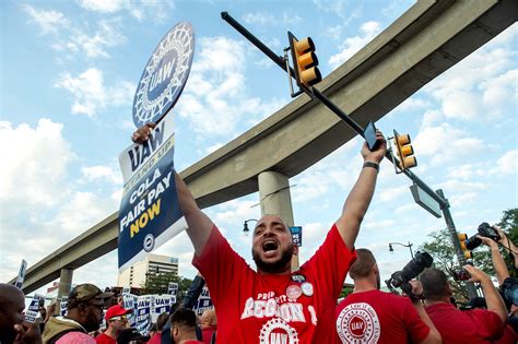 Amid Historic Strike, GM and Ford Announce Plans to Lay Off Workers | Truthout