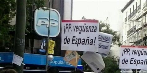 Un Centenar De Personas Protesta Ante La Sede Del Pp En Madrid Y Pide