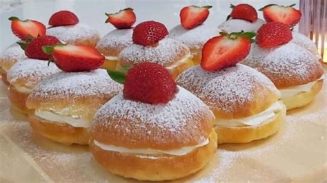 Brioches au yaourt fourrées à la chantilly et aux fraises très