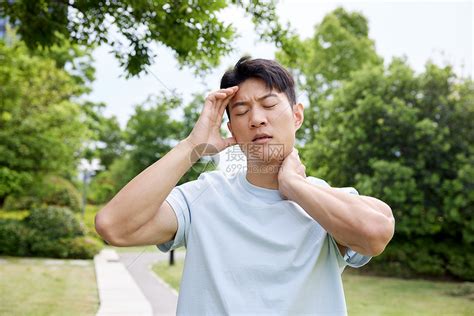 烈日下中暑的行人高清图片下载 正版图片507713898 摄图网