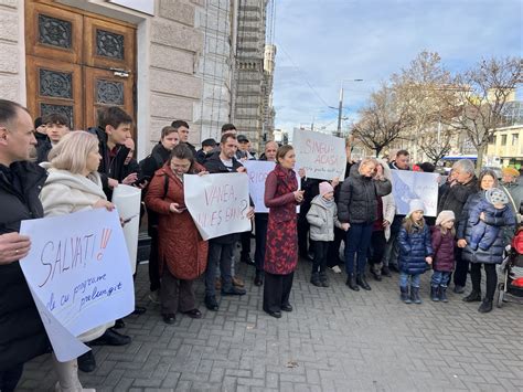 Mai mulți părinți și consilieri PAS au protestat în fața Primăriei