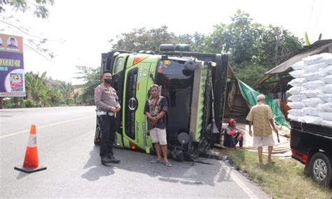 Kelebihan Muatan Truk Bermuatan Ton Pakan Ikan Terguling Di