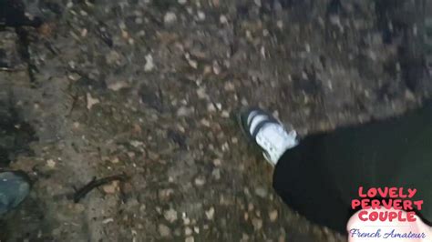 Homemade MILF Francaise mariée libertine branle une queue en forêt et recoit le sperme sur son