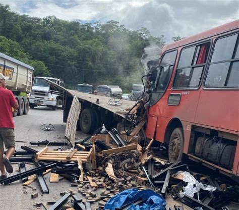 Acidente grave entre ônibus caminhões e carro deixa vítimas e fecha BR