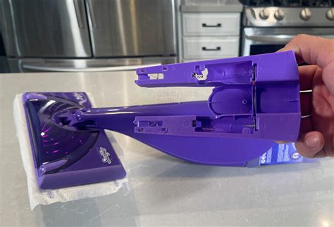how to put batteries in swiffer wetjet