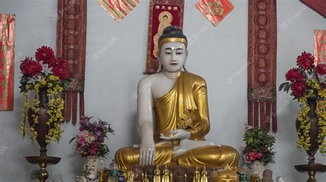 Premium Photo | Statue of chinese buddha image in temple