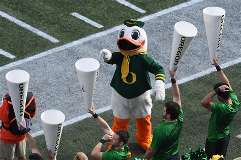 Oregon Ducks Mascot Dresses up Like Kanye West | Heavy.com