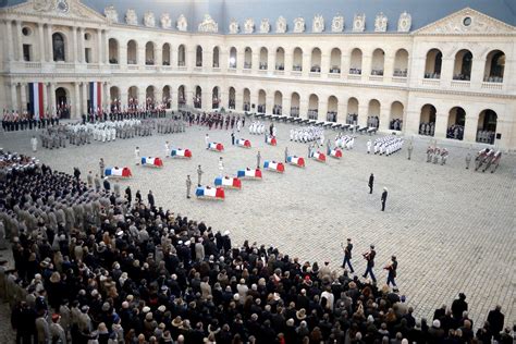 Aux Invalides le poignant hommage d Emmanuel Macron aux soldats tombés