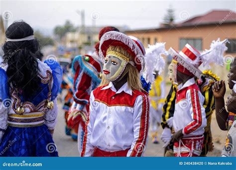 Retrato De Una Mascarada Y Una Persona Vestida Con Fantas A Durante Un