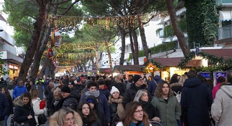 Jesolo Citt Del Natale Pienone Di Turisti Come D Estate In Mila