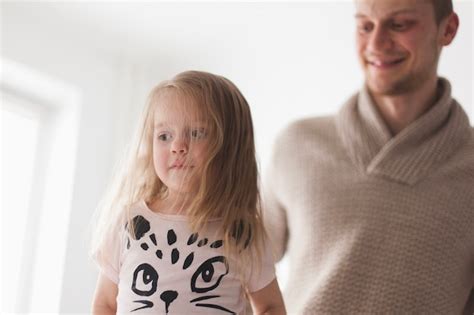 Blonde Mädchen mit ihrem Vater Hintergrund Kostenlose Foto