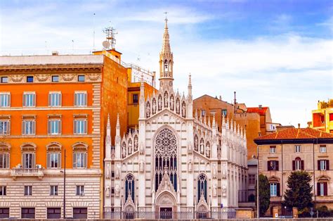 Piccolo Duomo E Il Museo Delle Anime Del Purgatorio Roma